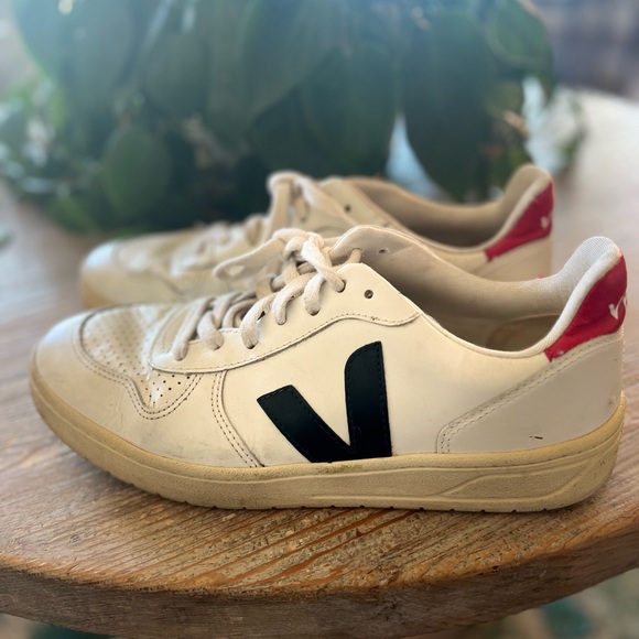 Veja leather sneaker Women’s size 9 - Picture 2 of 4